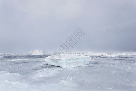 冰封湖面上的冰层图片