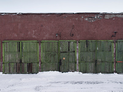 积雪覆盖的建筑门图片