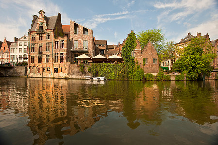 村运河上的建筑图片