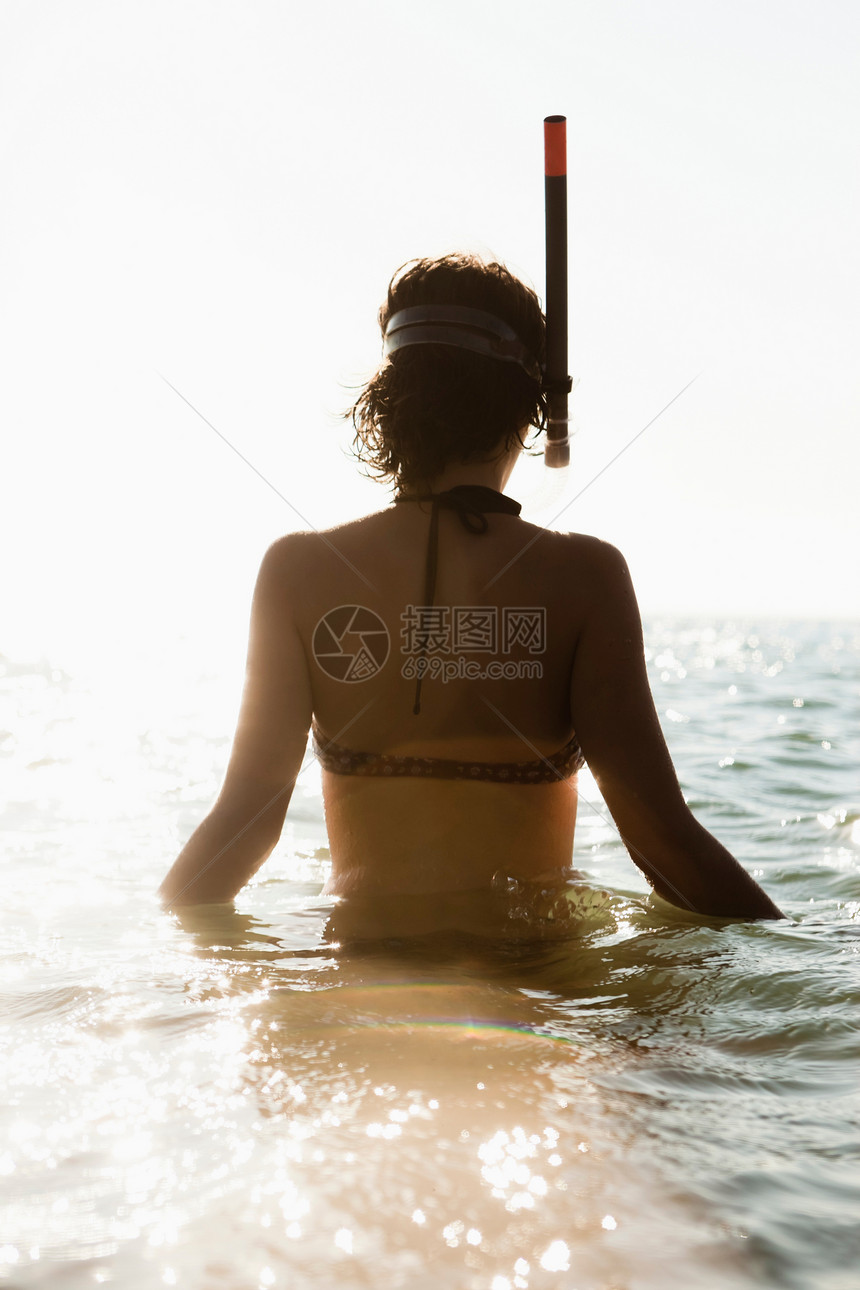 水中穿泳衣的妇女背影图片