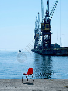 船坞码头的空椅子背景图片