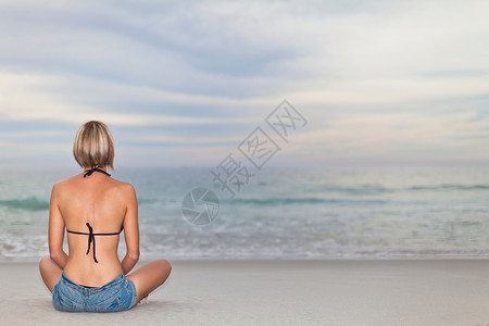 比基尼女孩背影坐在沙滩边的女孩背影背景