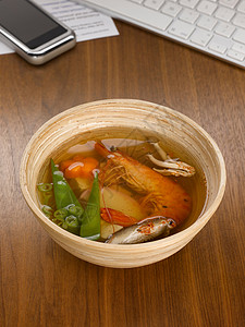 桌上盛着虾汤的碗图片