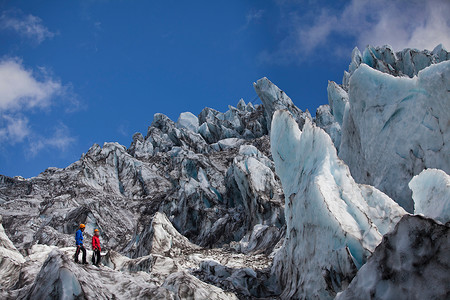 人类欣赏冰川景观图片