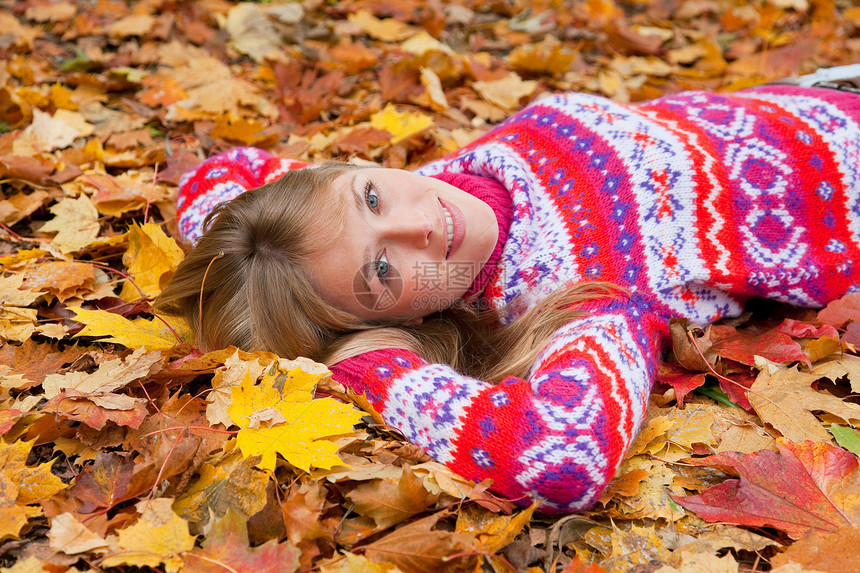 女人躺落秋叶上图片