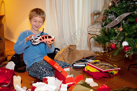 男孩打开圣诞礼物图片