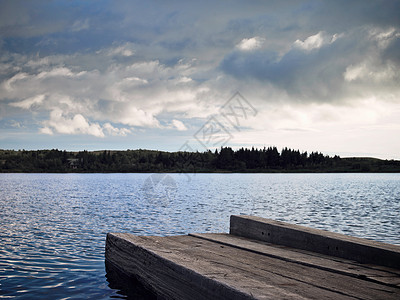 湖边的木材码头图片