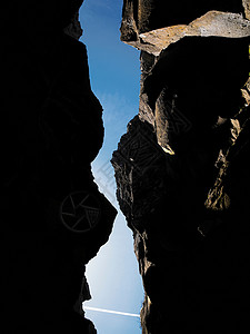 在陡峭的岩面之间形成裂缝图片