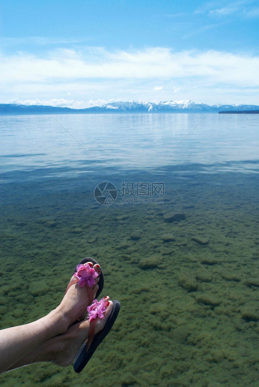 露在湖面上的女人的脚图片