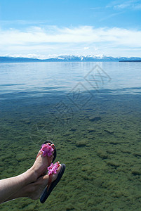 露在湖面上的女人的脚图片