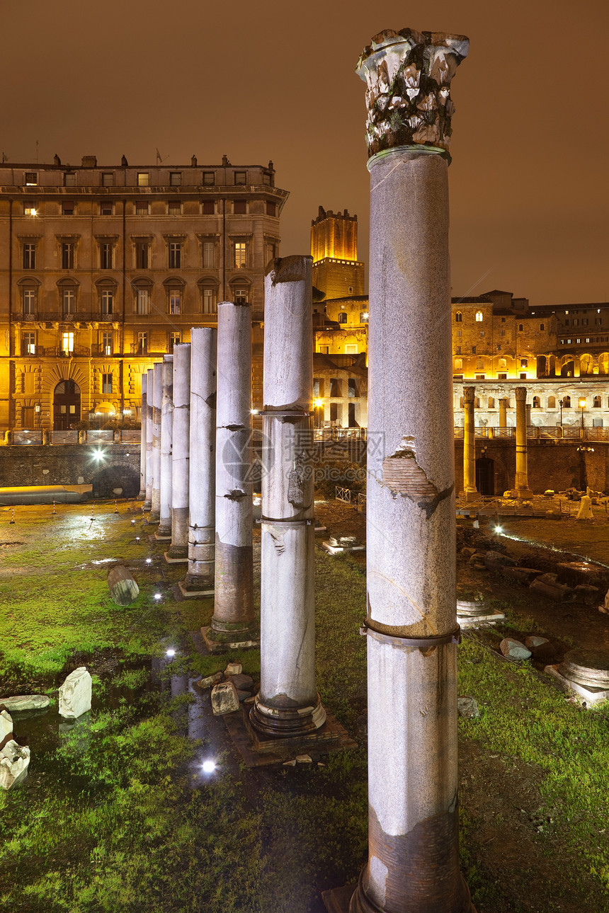 罗马建筑前的石柱图片