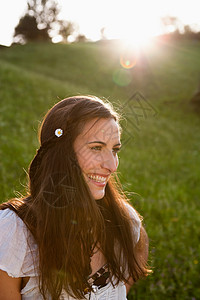 微笑的女人在头发上戴着鲜花图片