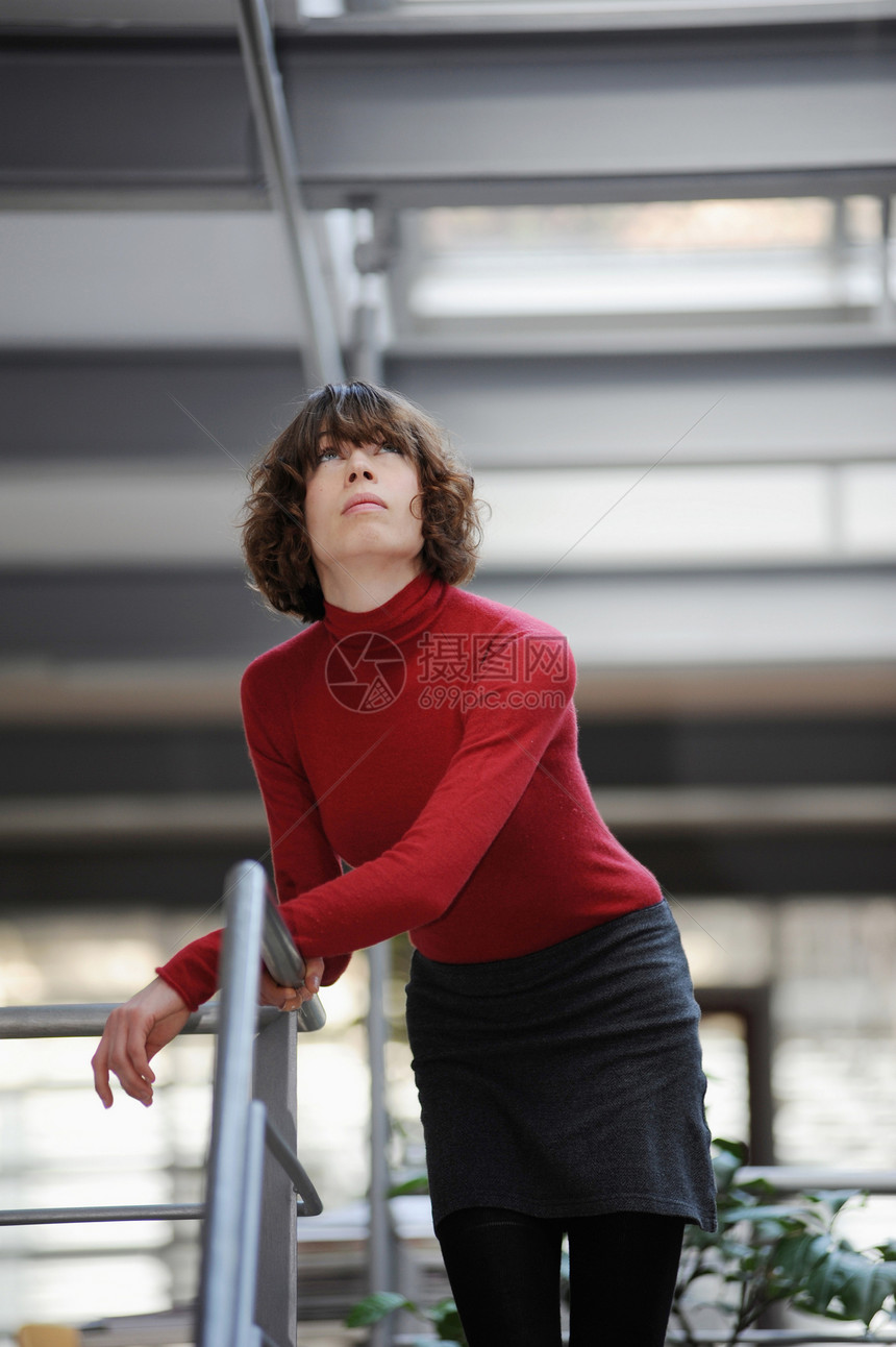 女人靠着楼梯张望图片