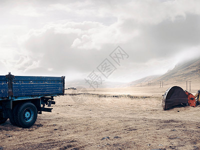 荒漠里的蓝卡车和挖土机图片