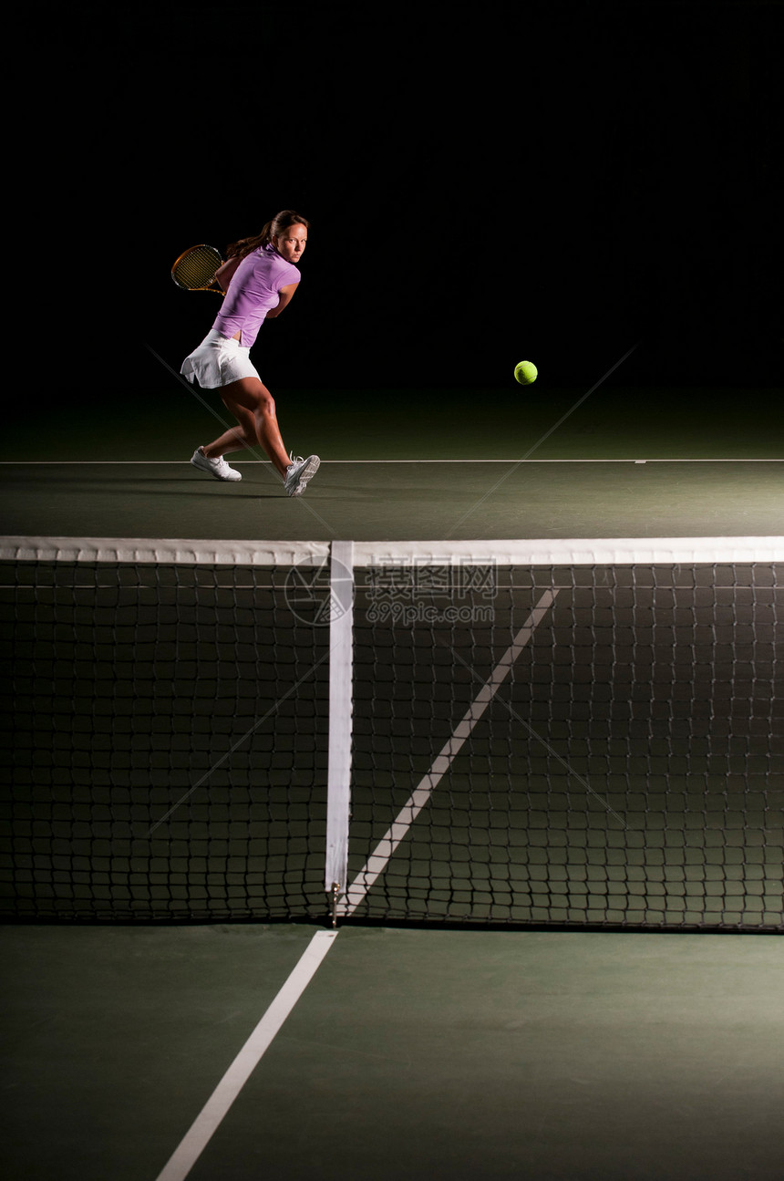 在室内打网球的女性图片