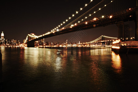 夜里曼哈顿被灯光点亮的大桥图片