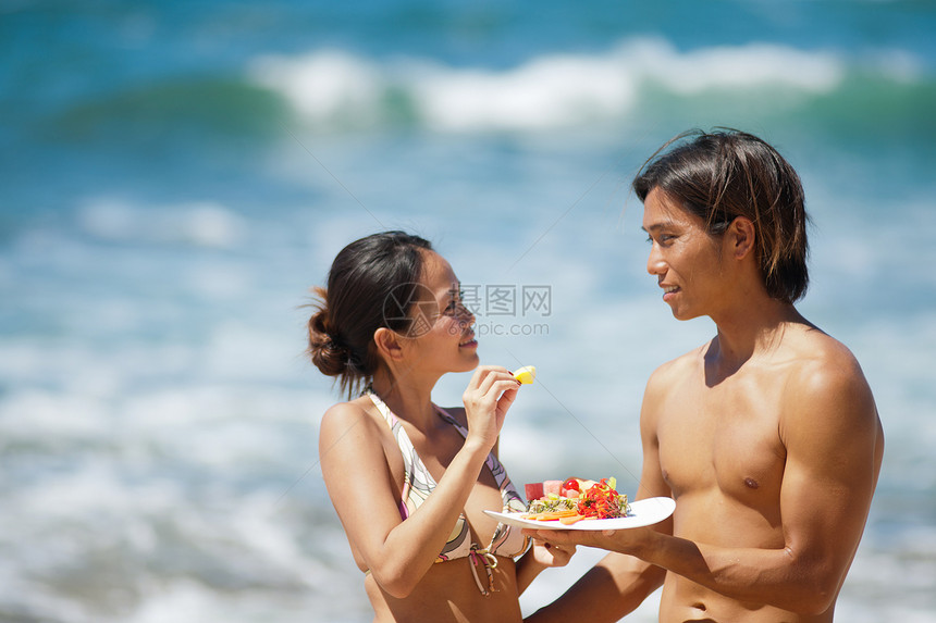 夫妻在沙滩上吃饭图片