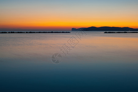 夕阳下的湖面图片