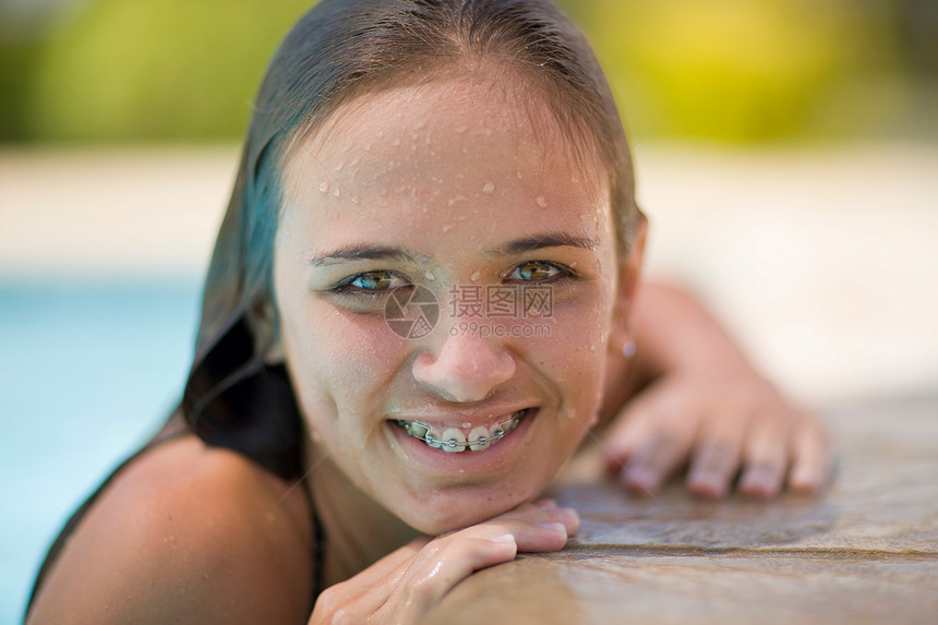 戴牙套的少女在游泳池游泳图片