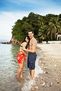 在热带沙滩上拥抱情侣图片