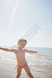 海滩上的小男孩图片