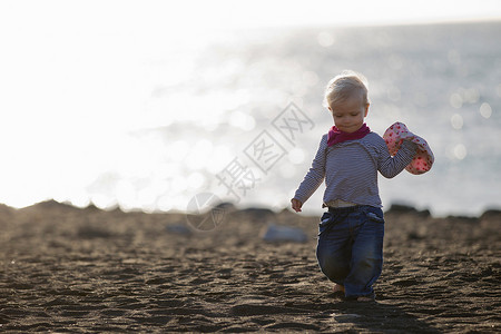 小男孩在海滩上玩耍图片
