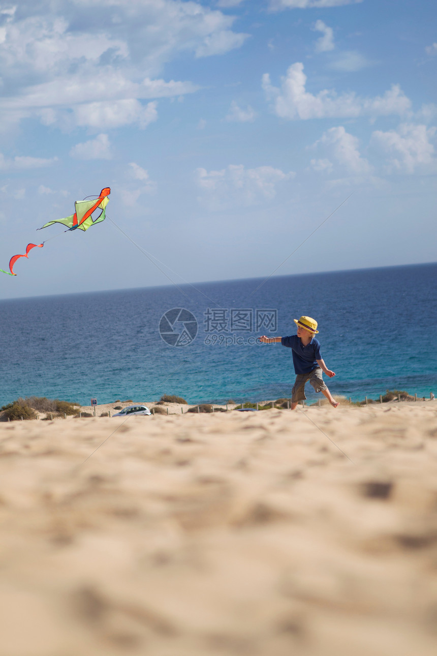 小男孩在海滩上放风筝图片