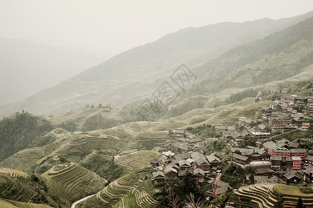 梯田和山坡上的村庄图片