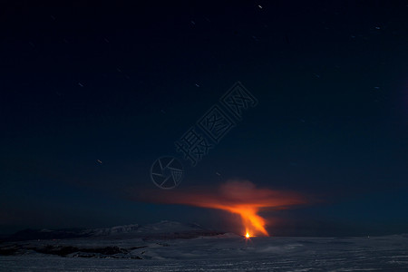 菲姆沃杜哈尔斯火山在夜间爆发图片
