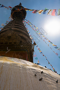 寺庙塔上的祈祷旗帜高清图片