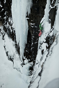 攀爬者攀爬下雪山图片