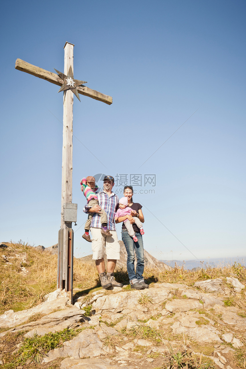 站在木十字下的一家人图片