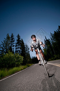 在农村道路上骑自行车的人高清图片