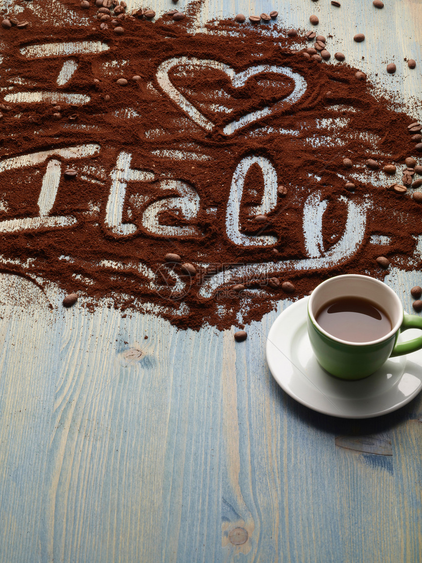 咖啡和用咖啡粉写的文字图片
