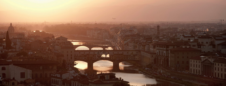 黄昏时的城市桥梁背景图片