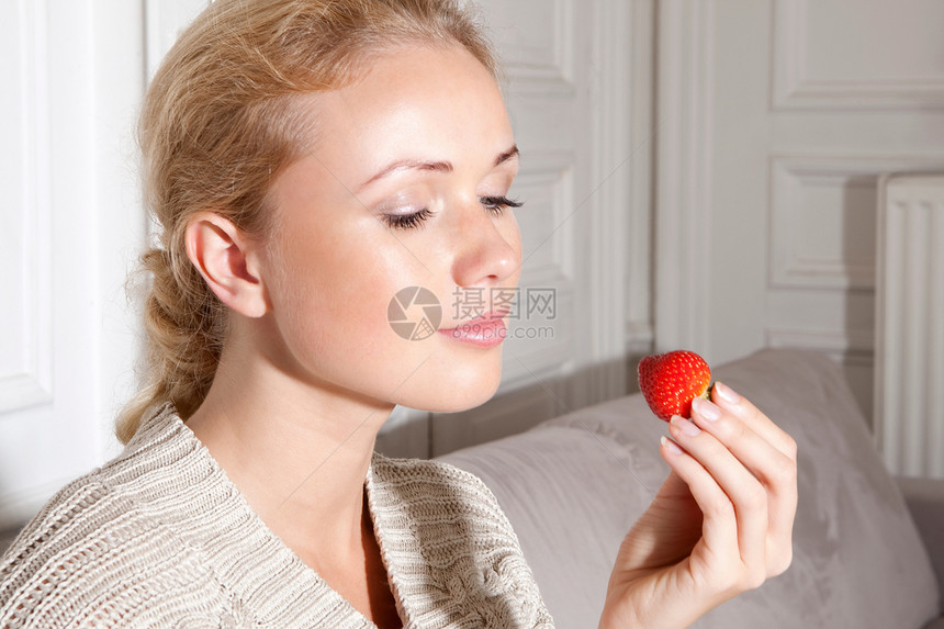 微笑的女人吃草莓图片