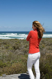 女人欣赏沙滩风景图片