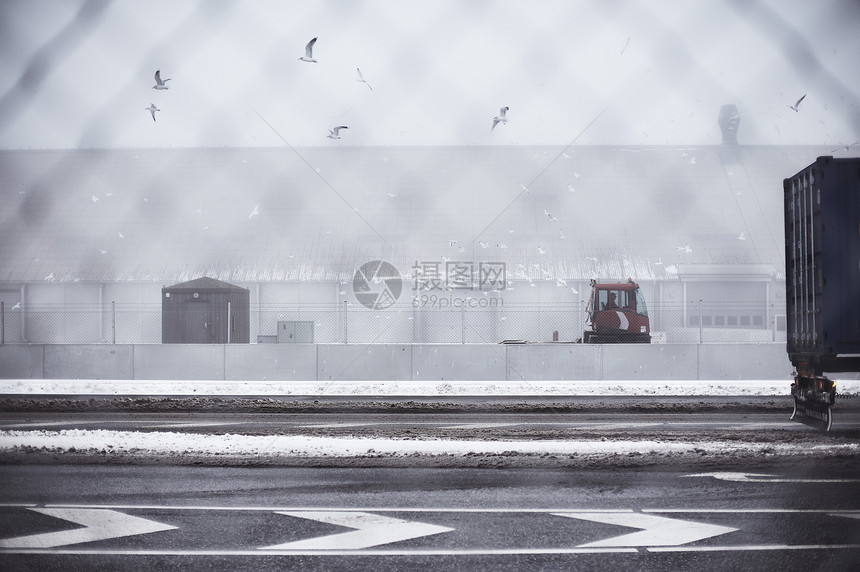 雪后的集装箱港口图片