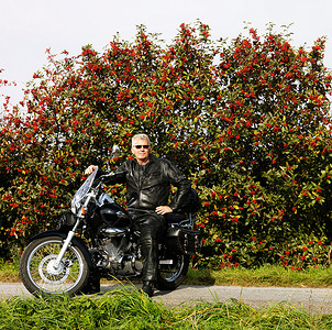 骑摩托车穿皮革的老年男子图片
