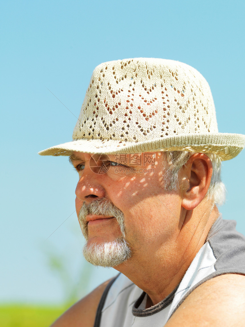 在户外戴草帽的老年男子图片