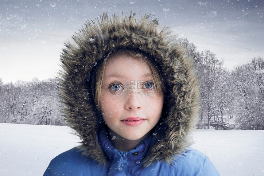女孩在雪中穿着毛领衣服图片