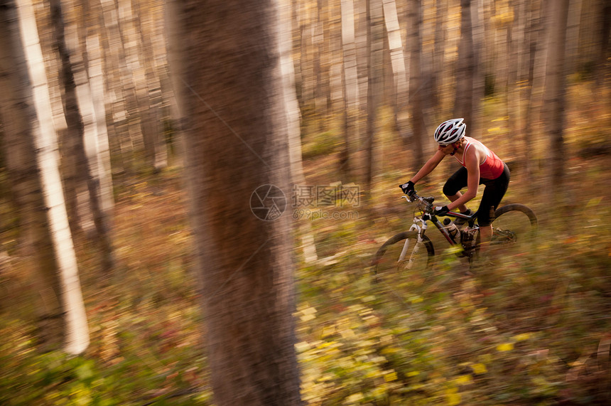 森林中山上骑越野自行车图片