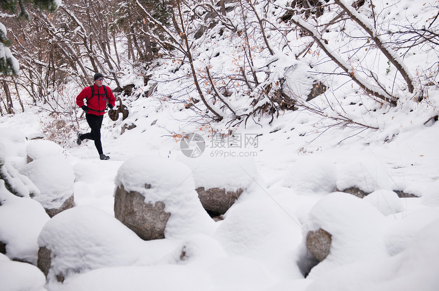 在雪地中奔跑的人图片