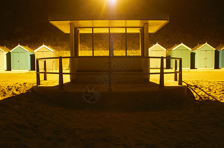 晚上沙滩上空荡的木亭图片