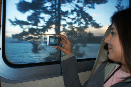 女人在火车窗口拍照图片