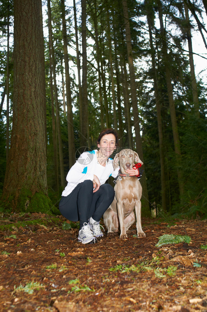 奔跑者与狗在森林中微笑图片