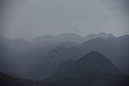 雾中的山脉背景图片