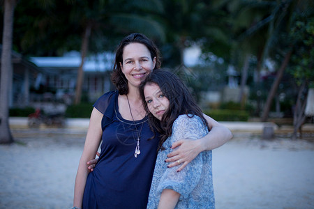 母亲和女儿在沙滩上拥抱图片