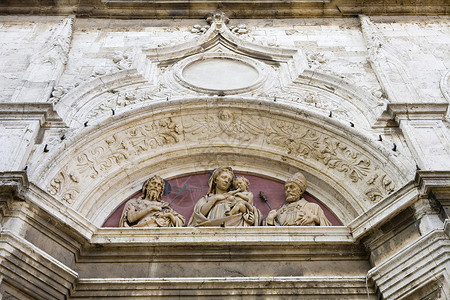 蒙特普尔齐亚诺建筑墙上耶稣基督雕塑背景