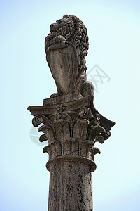 柱子上狮子雕像图片